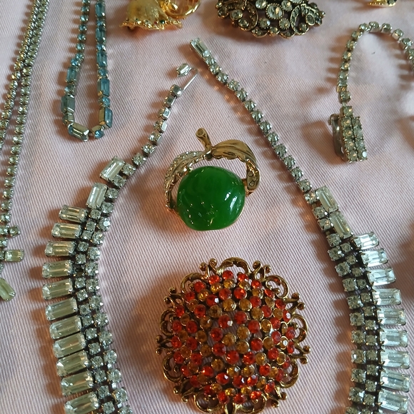 vintage. Jewelry - Lot Of Vintage Sparkly Jewelry